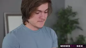 Skinny teen Lily Larimar overwhelmed by Brandi Love's intensity