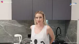 The pizza delivery guy had an unexpected encounter with a gorgeous customer