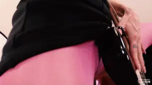 No fig leaves for Lullu Gun on her nature walk photos with the photographer