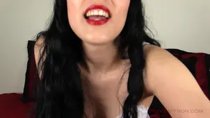 The beautiful girl Saffron played with her pussy in sexy underwear