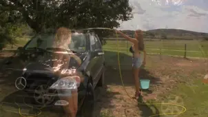 A girl started to masturbate in her car and showed it all